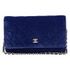 Bolsito de mano Chanel Wallet on Chain en terciopelo acolchado azul real - Detail D2 thumbnail