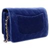 Bolsito de mano Chanel Wallet on Chain en terciopelo acolchado azul real - Detail D6 thumbnail