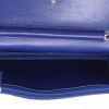 Bolsito de mano Chanel Wallet on Chain en terciopelo acolchado azul real - Detail D8 thumbnail