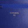 Pochette Chanel Wallet on Chain en velours matelassé bleu-roi - Detail D9 thumbnail