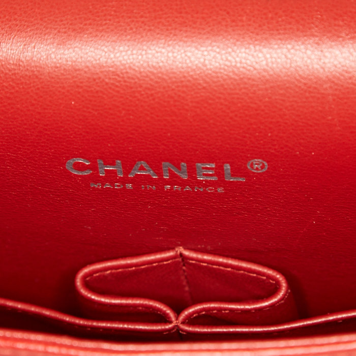 Sac bandoulière Chanel Timeless Maxi Jumbo en cuir grainé matelassé rouge - Detail D4