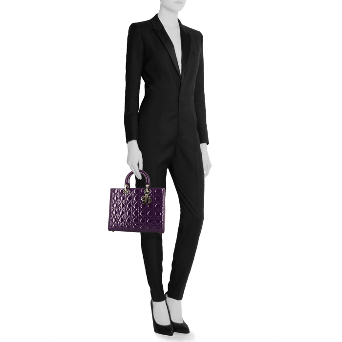 Bolso de mano Dior Lady Dior modelo grande en charol violeta - Detail D1