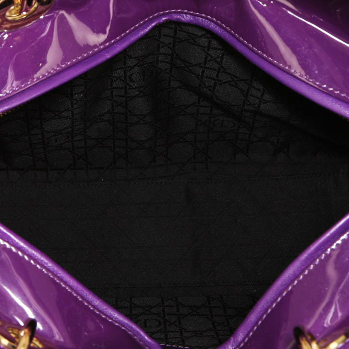 Bolso de mano Dior Lady Dior modelo grande en charol violeta - Detail D2
