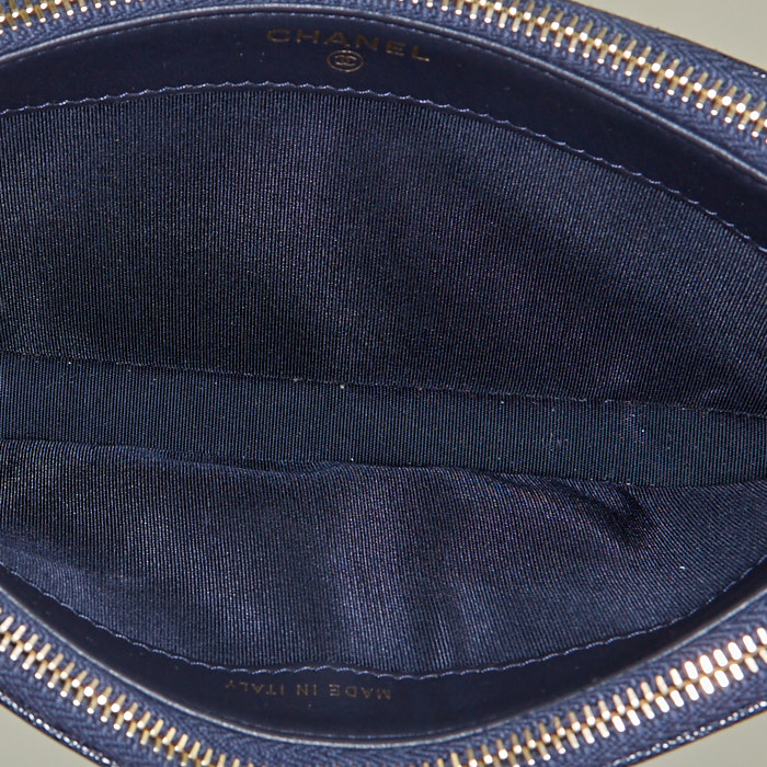 Chanel shoulder bag in navy blue quilted grained leather - Detail D3