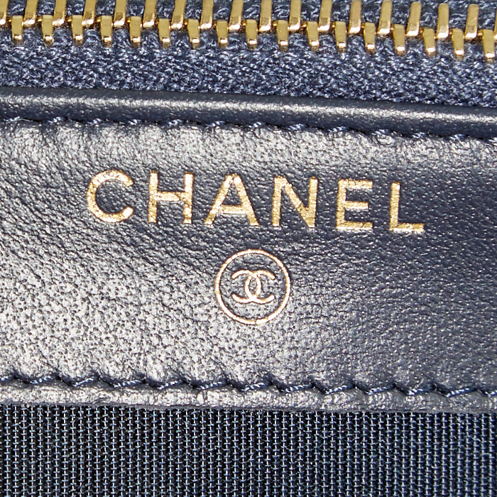 Borsa a tracolla Chanel in pelle martellata e trapuntata blu marino - Detail D4