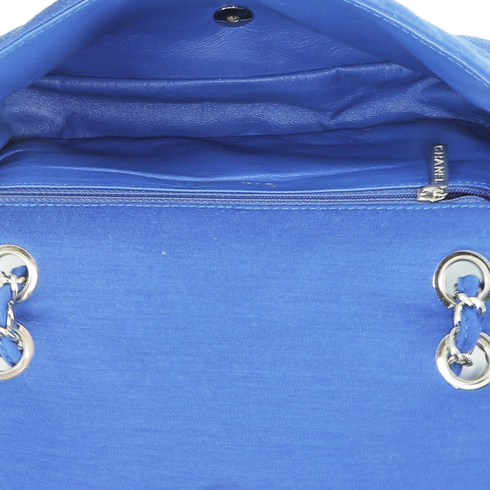 Bolso de mano Chanel Timeless en tejido jersey azul eléctrico - Detail D3