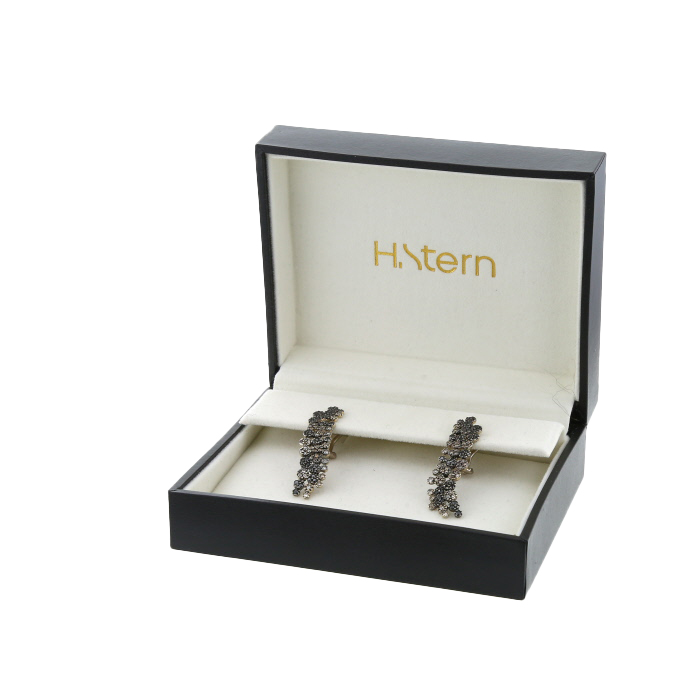Paire de clips d'oreilles H. Stern Ancient America en or blanc et diamants - Detail D2