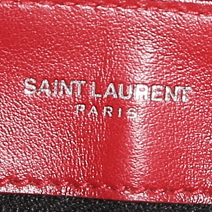 Bolso bandolera Saint Laurent  Toy Loulou en cuero acolchado con motivos de espigas rojo - Detail D3