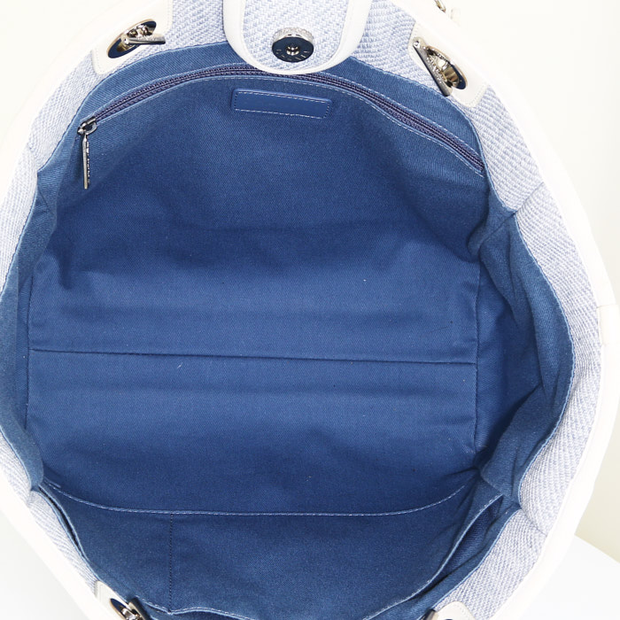 Shopping bag Chanel  Deauville in tela blu e pelle beige - Detail D2