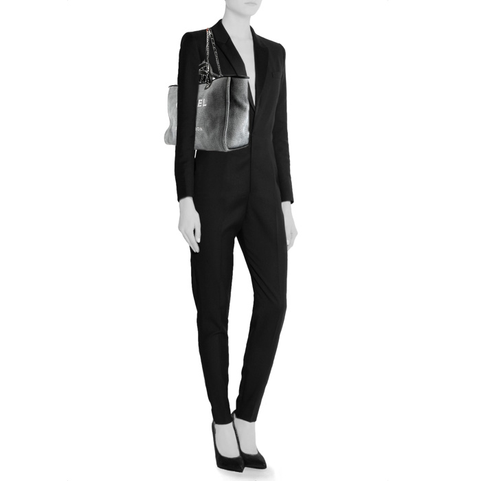 Sac cabas Chanel  Deauville en toile grise et cuir noir - Detail D2