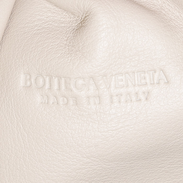 Bottega Veneta  Pouch shoulder bag  in white leather - Detail D4