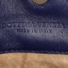 Bottega Veneta  Tote shopping bag  in navy blue intrecciato leather - Detail D3 thumbnail