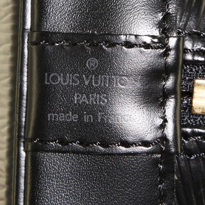 Sac à main Louis Vuitton  Alma petit modèle  en cuir épi noir - Detail D3