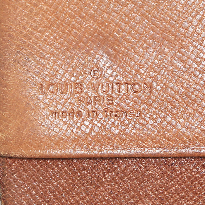 Bolsito de mano Louis Vuitton en lona Monogram marrón - Detail D3