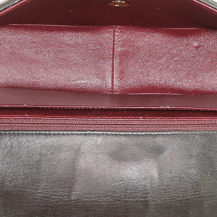 Bolso bandolera Chanel Vintage en cuero acolchado negro - Detail D2