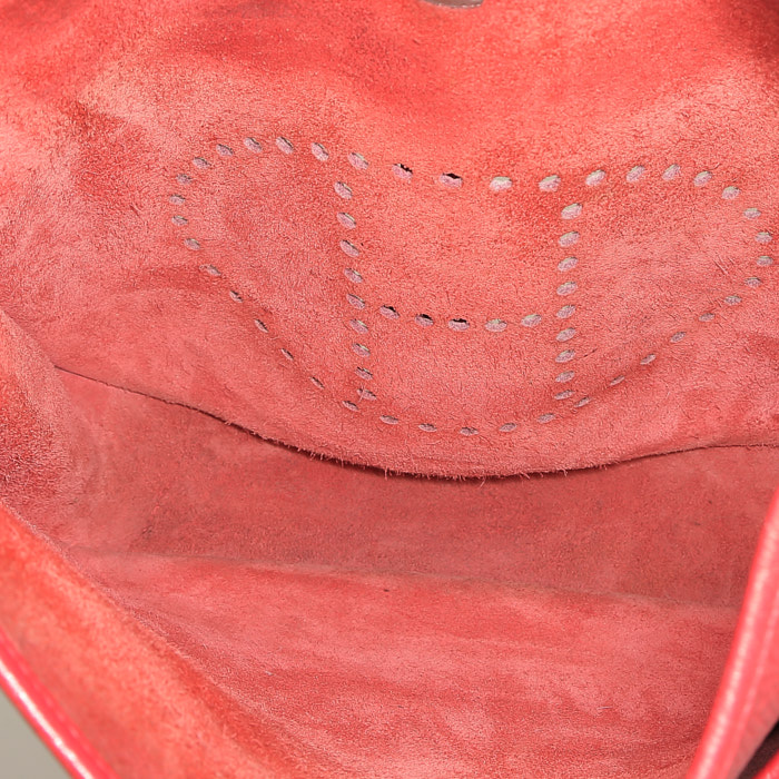 Hermes Evelyne shoulder bag in red togo leather - Detail D2