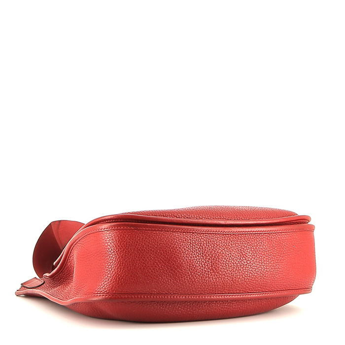 Sac bandoulière Hermes Evelyne en cuir togo rouge - Detail D4