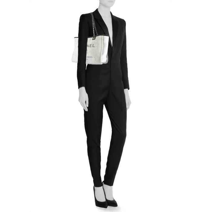 Sac cabas Chanel  Deauville en toile grise et cuir noir - Detail D1