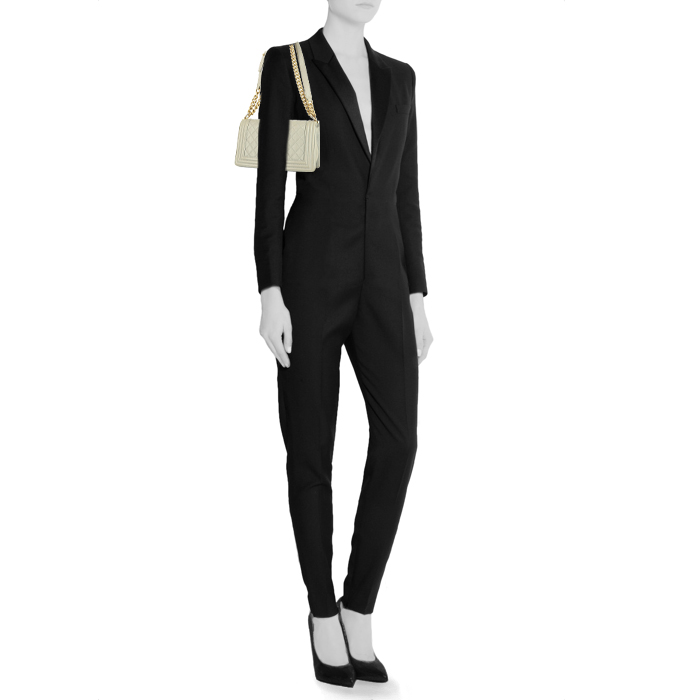 Chanel Boy shoulder bag in grey quilted leather - Detail D1