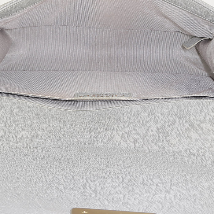 Chanel Boy shoulder bag in grey quilted leather - Detail D3