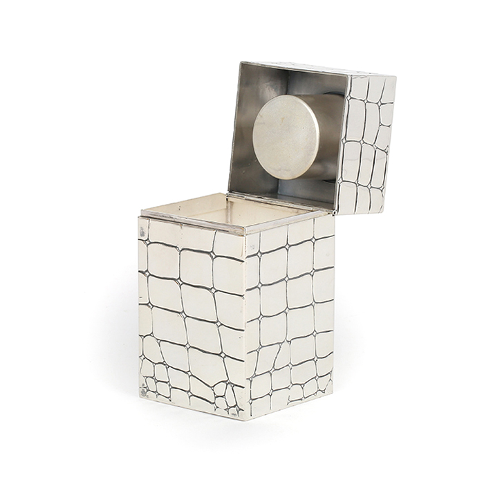 Christian Dior, Grand briquet de table "Peau de crocodile", en métal argenté, découvrant une boîte à cigarettes, signé, de la fin des années 1970