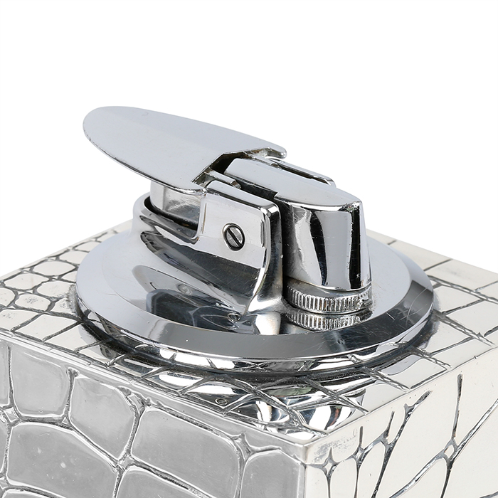Christian Dior, Grand briquet de table "Peau de crocodile", en métal argenté, découvrant une boîte à cigarettes, signé, de la fin des années 1970 - Detail D4