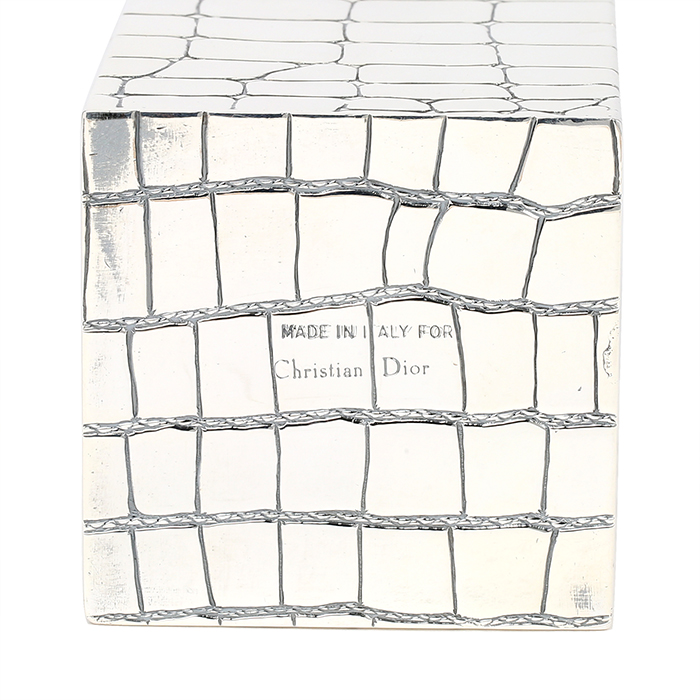 Christian Dior, Grand briquet de table "Peau de crocodile", en métal argenté, découvrant une boîte à cigarettes, signé, de la fin des années 1970 - Detail D5