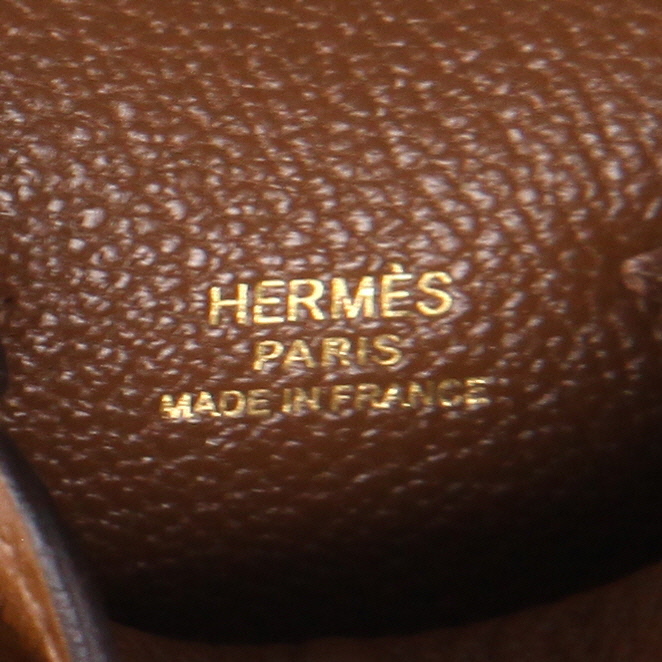 Hermès  Kelly Twilly bag charm handbag/clutch  in gold Tadelakt leather  and multicolor silk - Detail D2