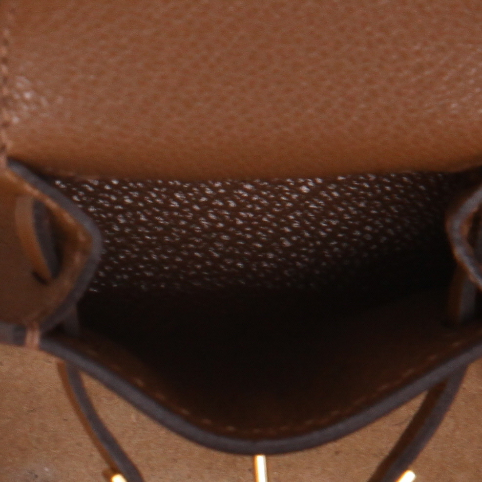 Hermès  Kelly Twilly bag charm handbag/clutch  in gold Tadelakt leather  and multicolor silk - Detail D3