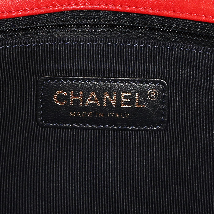 Sac bandoulière Chanel Boy grand modèle en cuir rouge - Detail D4