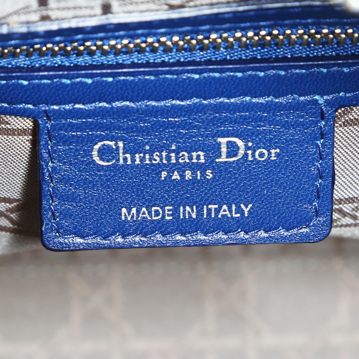 Bolso de mano Dior Lady Dior modelo grande  en cuero cannage azul - Detail D4