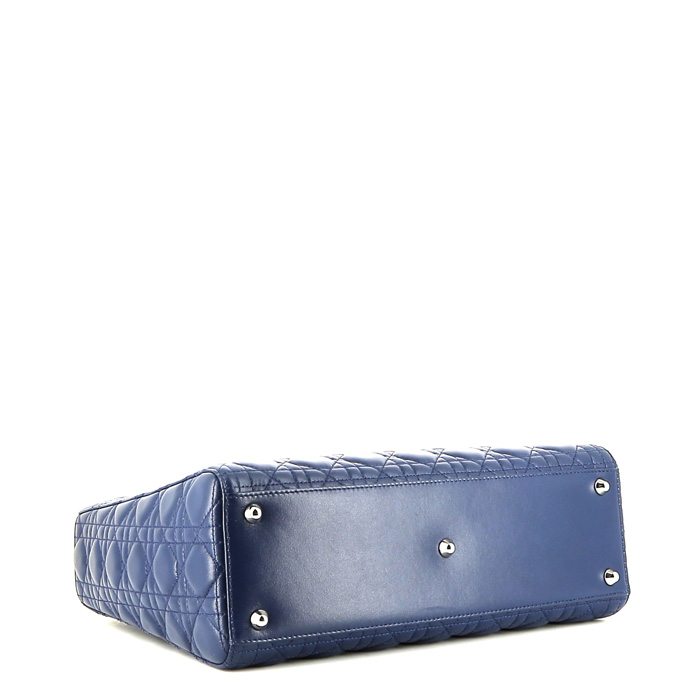 Bolso de mano Dior Lady Dior modelo grande  en cuero cannage azul - Detail D5