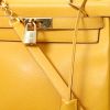 Hermès  Kelly 28 cm handbag  in Jaune d'Or Courchevel leather - Detail D1 thumbnail