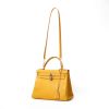 Hermès  Kelly 28 cm handbag  in Jaune d'Or Courchevel leather - Detail D3 thumbnail