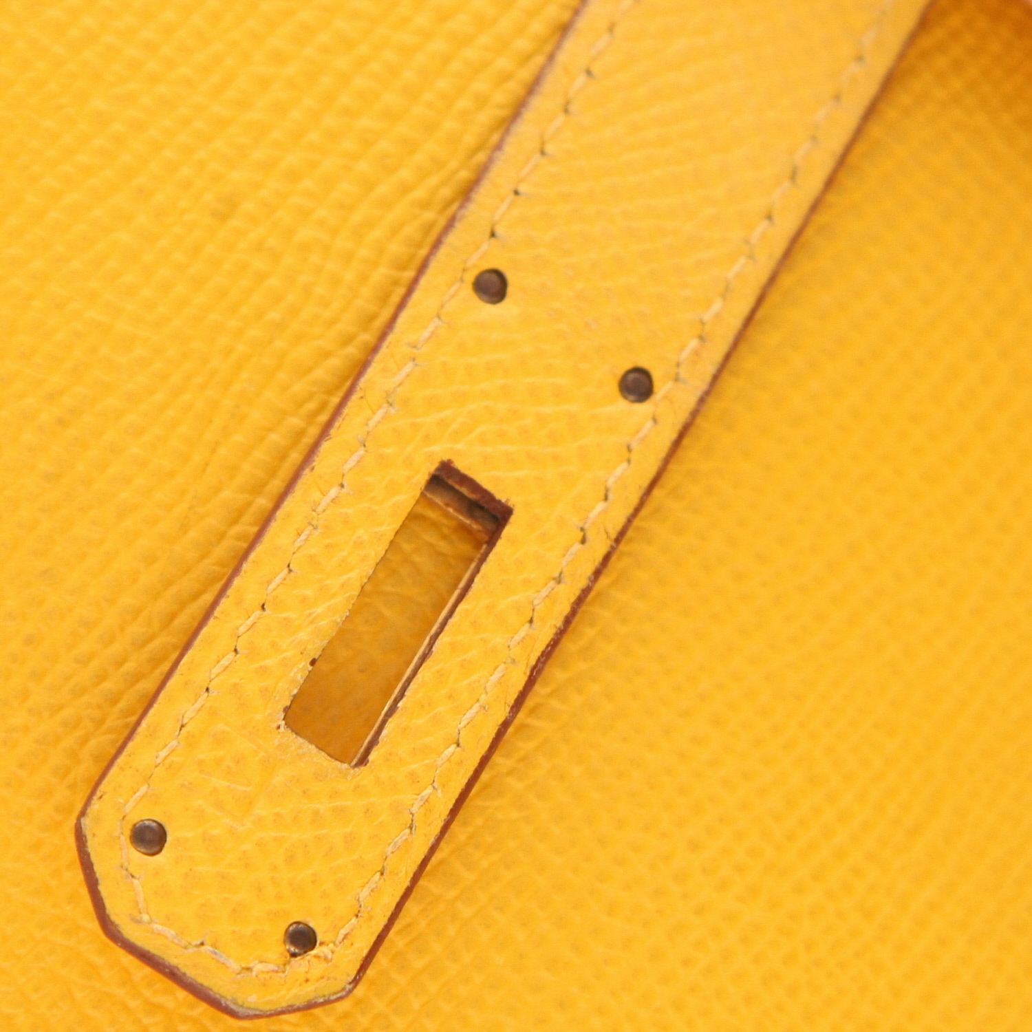 Borsa Hermès  Kelly 28 cm in pelle Courchevel Jaune d'Or - Detail D4