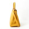 Hermès  Kelly 28 cm handbag  in Jaune d'Or Courchevel leather - Detail D9 thumbnail