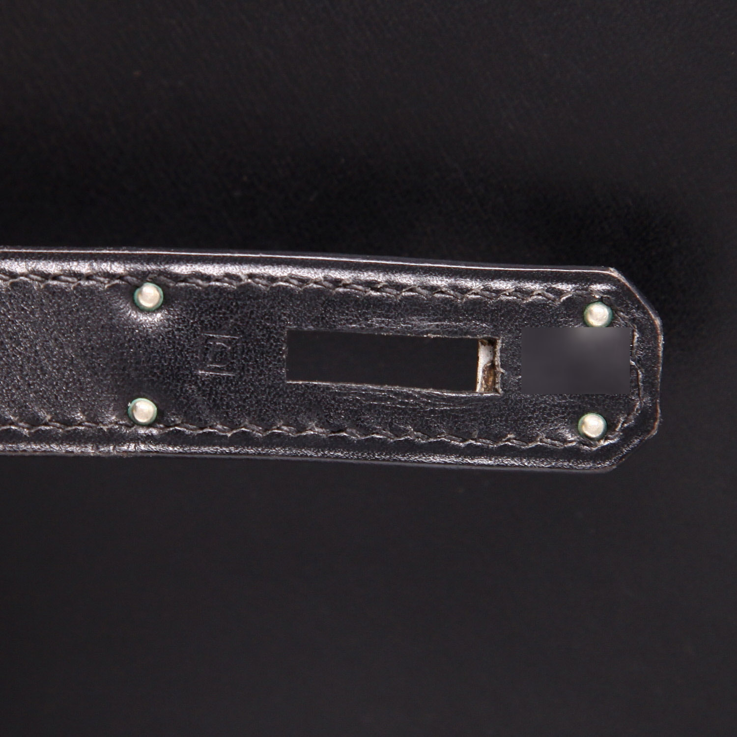 Bolso de mano Hermès  Kelly 32 cm en cuero box negro - Detail D4