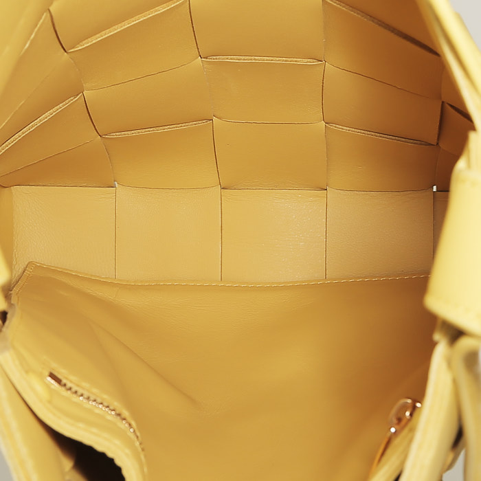 Bolso bandolera Bottega Veneta Cassette en cuero intrecciato amarillo - Detail D2