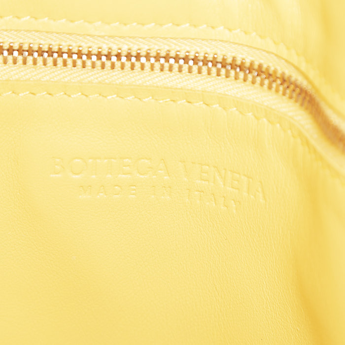 Sac bandoulière Bottega Veneta Cassette en cuir intrecciato jaune - Detail D3