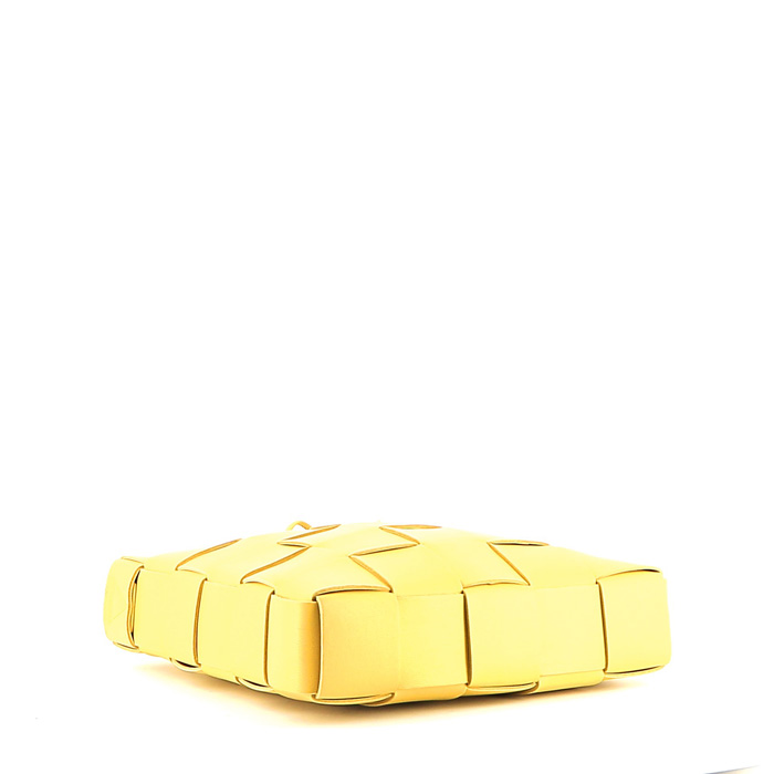 Sac bandoulière Bottega Veneta Cassette en cuir intrecciato jaune - Detail D4