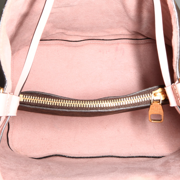 Bolso de mano Louis Vuitton  NéoNoé en lona Monogram marrón y cuero rosa - Detail D2