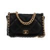 Bolso bandolera Chanel  19 en cuero acolchado negro - 360 thumbnail