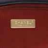 Bolso bandolera Chanel  19 en cuero acolchado negro - Detail D2 thumbnail