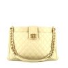 Bolso de shopping Chanel en cuero acolchado beige - 360 thumbnail