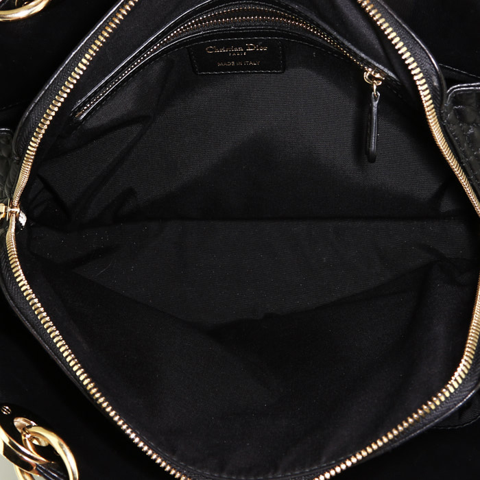 Bolso de mano Dior Soft Shopping en cuero acolchado negro - Detail D2