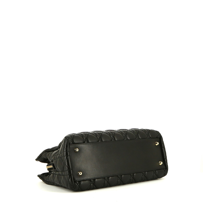 Dior Soft Shopping handbag in black quilted leather - Detail D4