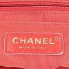 Sac à dos Chanel en cuir matelassé rouge - Detail D4 thumbnail