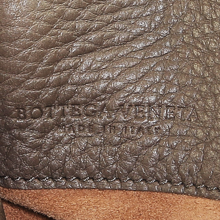 Sac à main Bottega Veneta   en cuir grainé taupe - Detail D3
