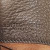 Bolso de mano Bottega Veneta   en cuero granulado color topo - Detail D3 thumbnail