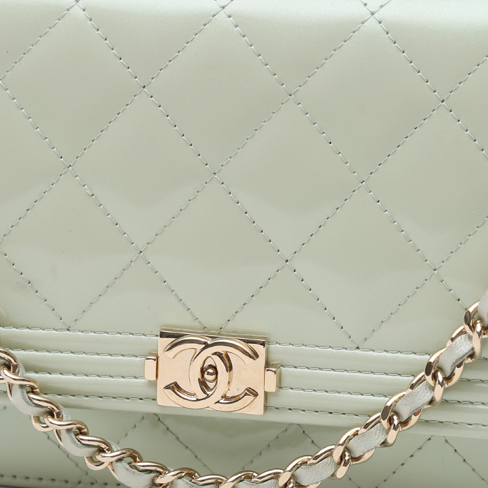 Bolso/bolsito Chanel Wallet on Chain en cuero irisado acolchado  verde Almendra - Detail D1